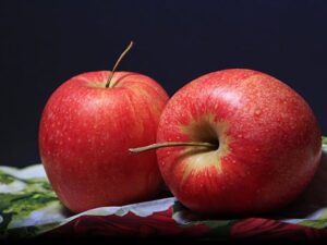 Apple (আপেল)